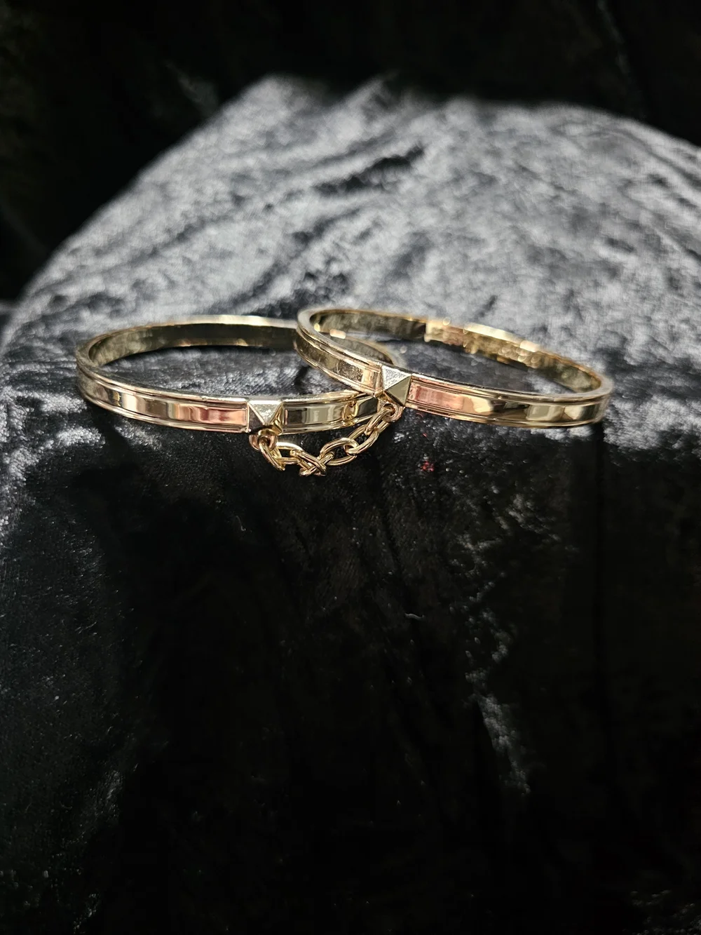Gold Women's Linked Bangle Bracelet - Elegant Chain Detail